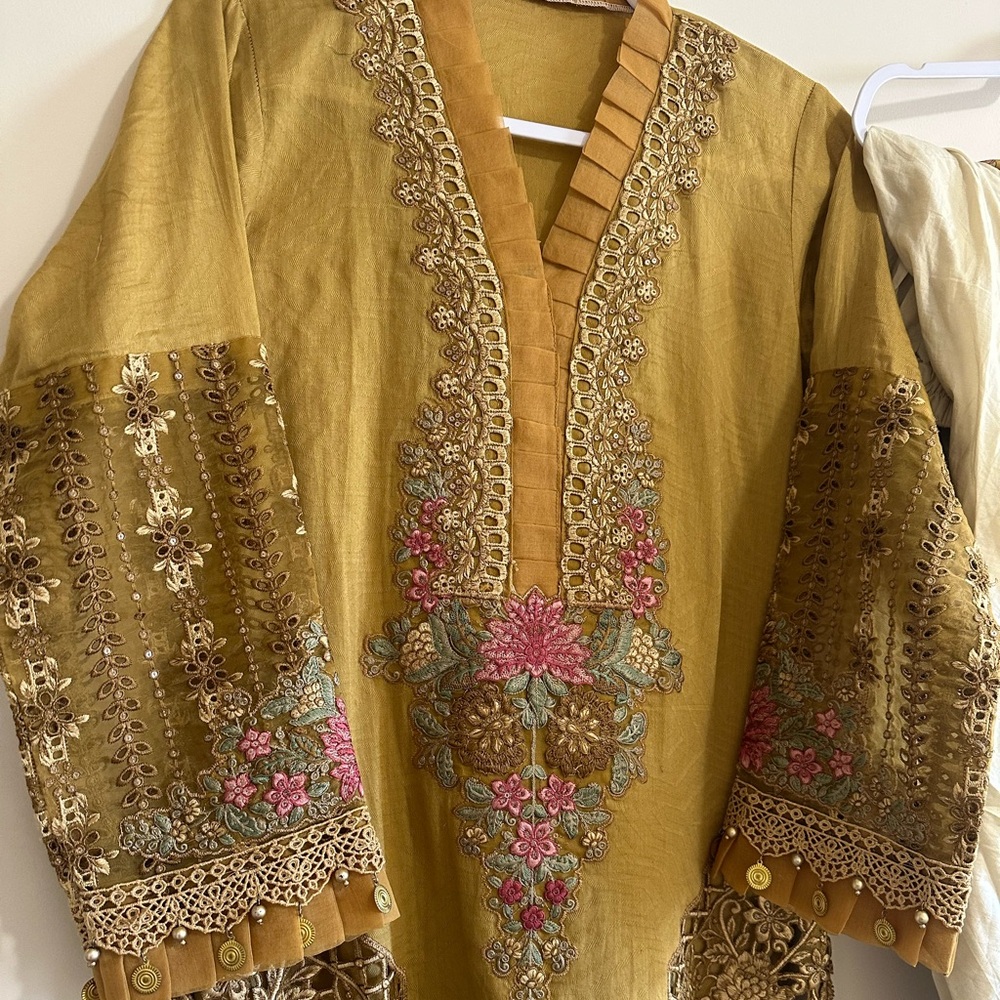 Chic Yellow Floral Kurta Set with Dupatta - Picture 6 of 10